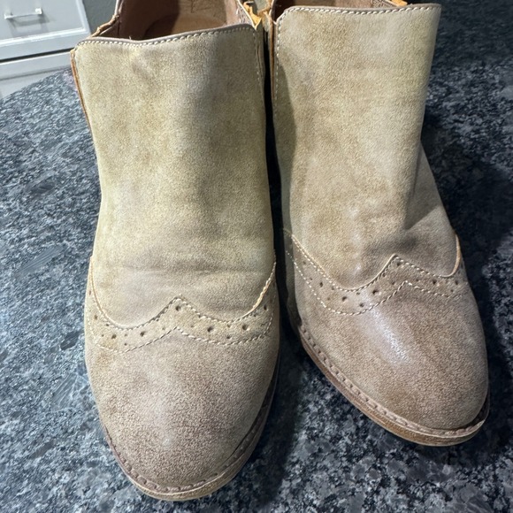 Eurosoft by Sofft Suede Leather Heeled Wingtip Ankle Booties, Women's Sz 11 - Picture 2 of 10